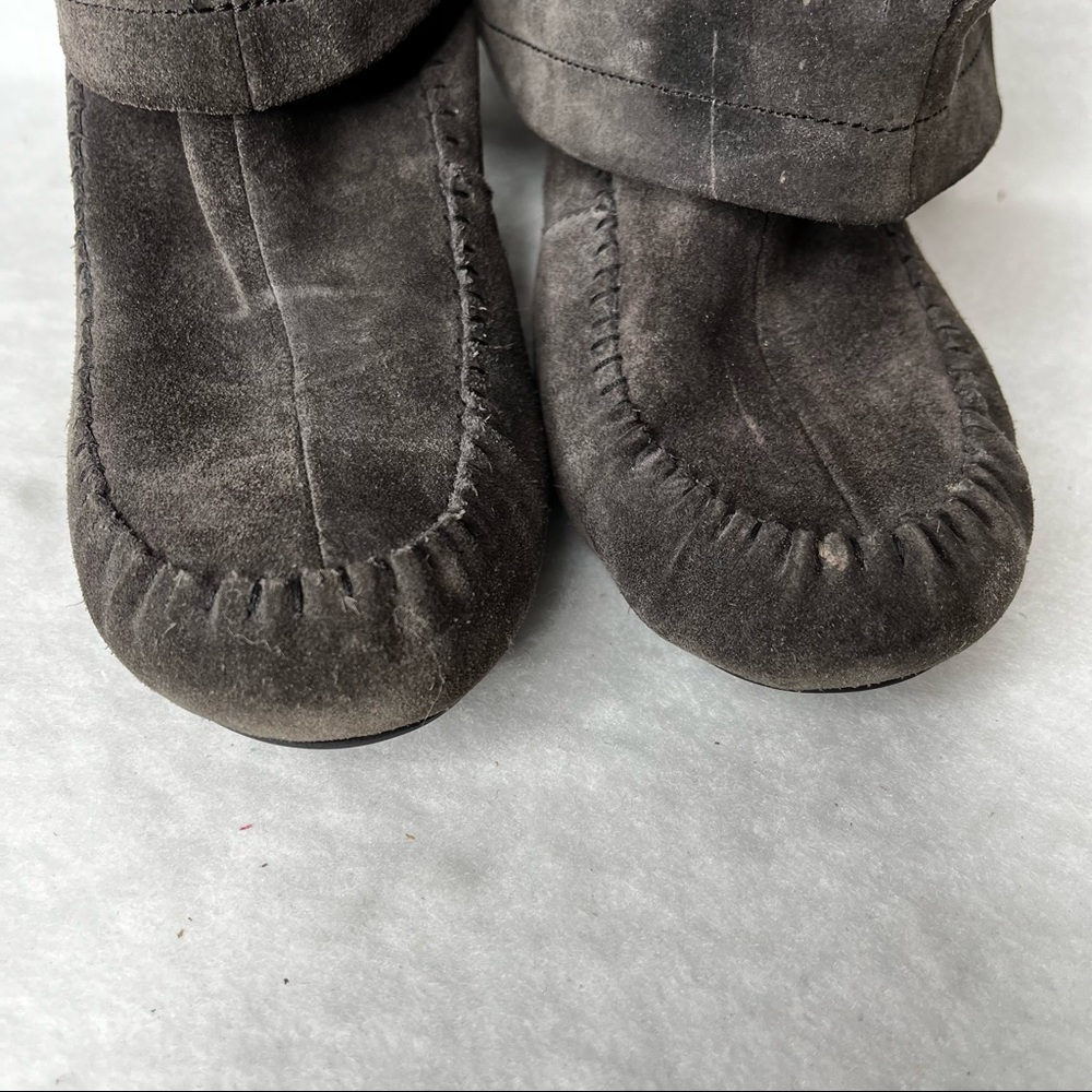 Born Banbury Gray Suede Leather Heel Fringe Ankle Booties Slip On Size 7.5 - Picture 8 of 10